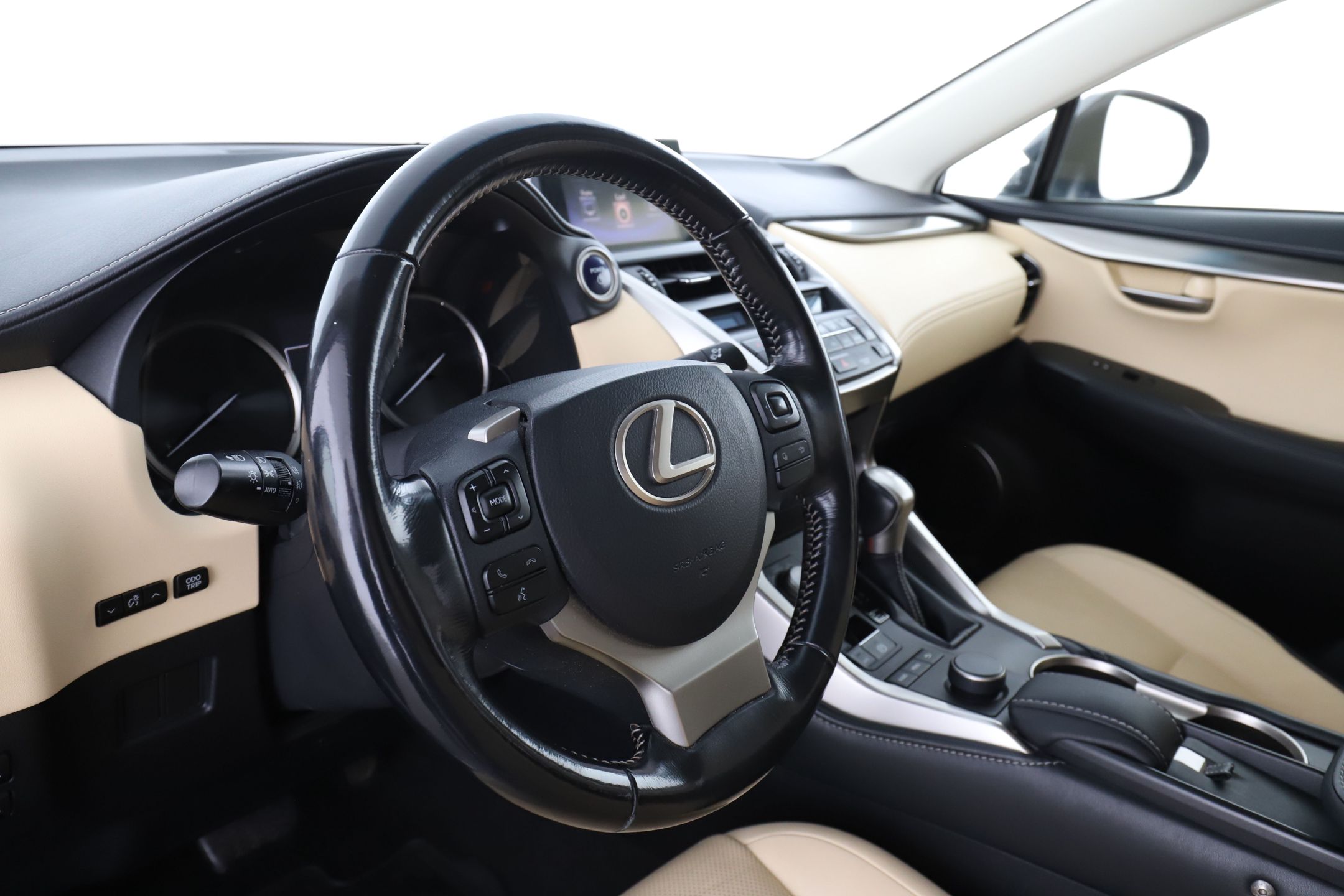 Lexus NX 300h AWD 2.5 AWD E-CVT, 197hp, 2016